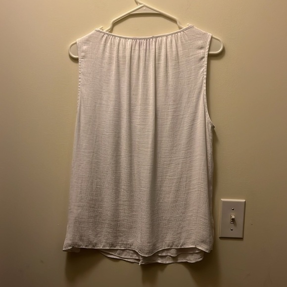Jennifer Lopez White sleeveless V neck top Size medium - Picture 5 of 9